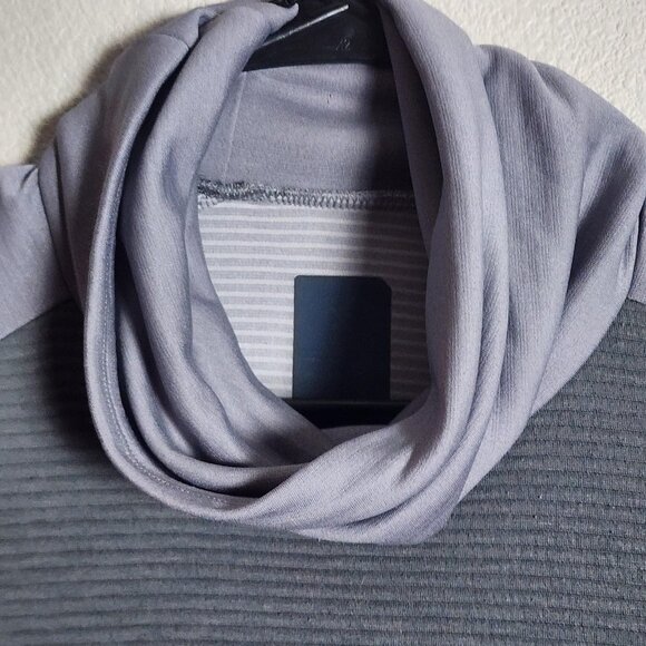 On Running Weather Shirt Womens Medium Gray Black Cowl Neck Zip Pocket Pullover - Picture 6 of 11